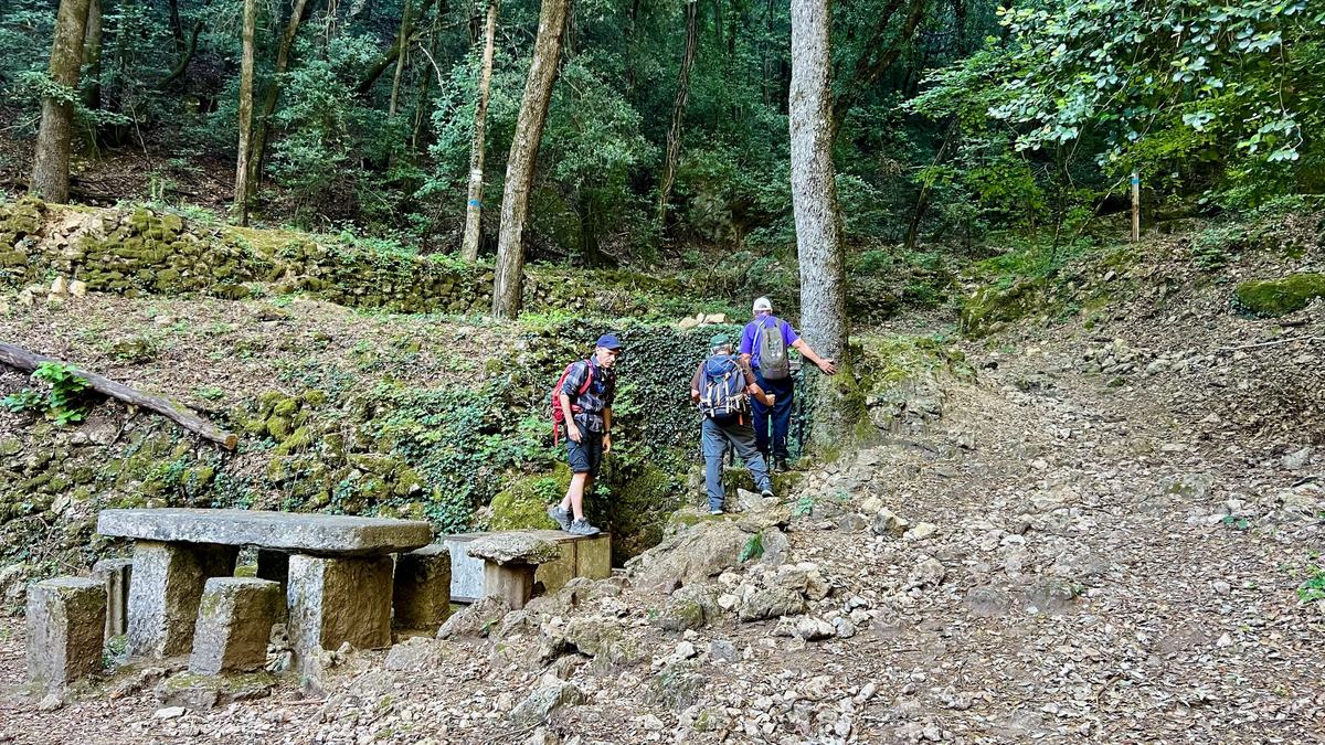 Méounes,
						les Aiguilles de Valbelle et l'impluvium