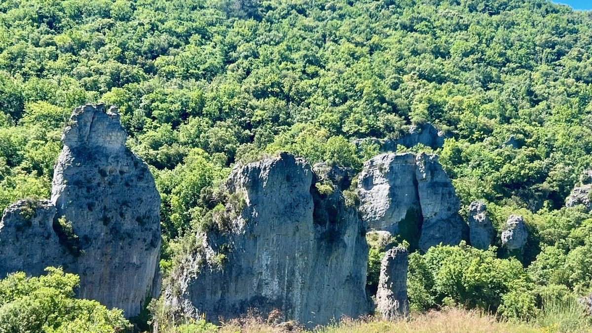 Méounes,
						les Aiguilles de Valbelle et l'impluvium