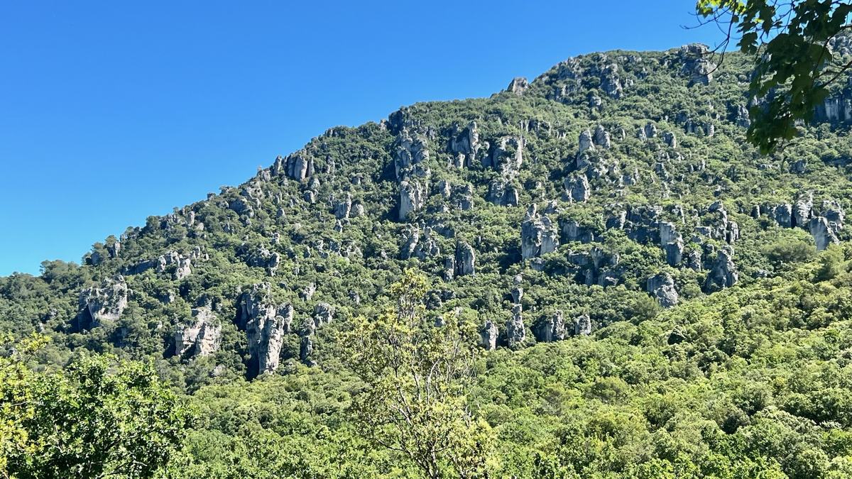 Méounes,
						les Aiguilles de Valbelle et l'impluvium