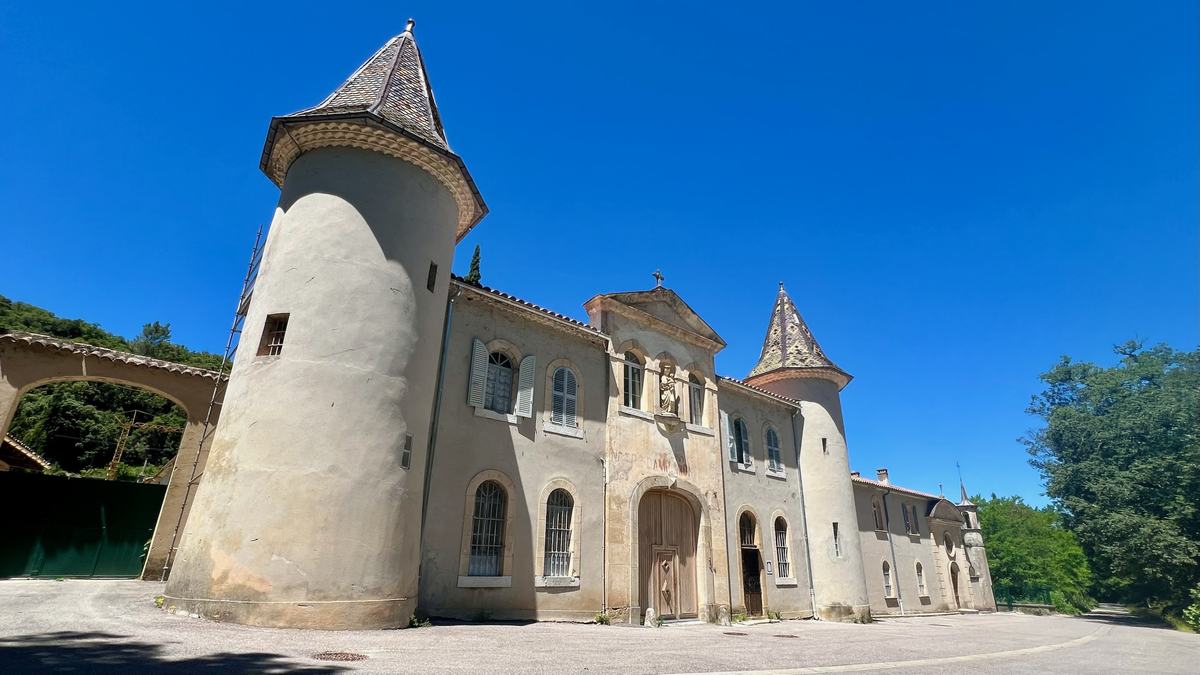 Méounes,
						les Aiguilles de Valbelle et l'impluvium